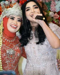 8 Gaya Ashanty Saat Kondangan ke Pernikahan Karyawan, Cantik Kalem dengan Dress Bunga-Bunga