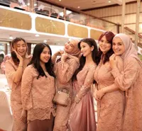 8 Gaya Shireen Sungkar & Zaskia Sungkar Foto Bareng Keluarga, Vibes Lebaran Meski Hanya Kondangan