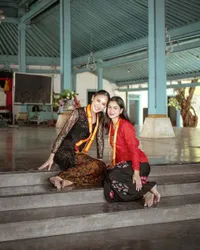 8 Gaya Yasmin Napper Saat Kenakan Batik, Paduan Cantik Modern dan Keanggunan Tradisional