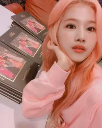 8 Idol K-Pop yang Terlihat Cocok Dengan Warna Pantone 2024 Peach Fuzz, Ada Rose BLACKPINK - Taeyong NCT127