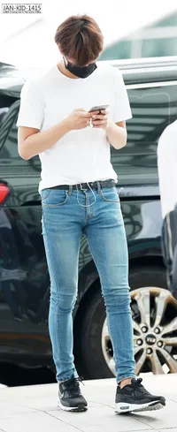 8 Idola K-Pop Yang Mampu Pancarkan Pesona Boyfriend Material Hanya Dengan Kaus Putih & Celana Jeans