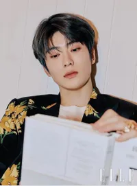 8 Idola yang Punya Kulit Putih Pucat Bagaikan Glowing in The Dark, dari Jaehyun NCT Sampai IU