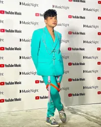 8 Inspirasi Gaya Jirayut: Tetap Stylish dari Panggung Gemerlap ke Gaya Sehari-hari