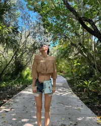 8 Inspirasi Mix and Match Jeans ala Lisa BLACKPINK untuk Berbagai Acara