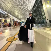 8 Inspirasi Mix and Match Outfit Hitam ala Selfi Yamma, Tetap Chic dan Kekinian!