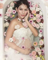 8 Maternity Shoot Bunga Jelitha di Usia Kehamilan 9 Bulan, Bak Bidadari di Taman Bunga