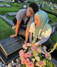 8 Momen Angelina Sondakh dan Keanu Ziarah ke Makam Adjie Massaid, Ungkap Sang Anak Mirip Banget Dengan Mendiang Suami