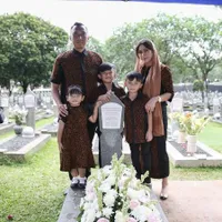 8 Momen Annisa Pohan dan Aliya Rajasa Ziarah ke Makam Ani Yudhoyono, Wajah Sendu SBY Bikin Netizen Ikut Bersedih