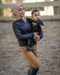 8 Momen Artis Olahraga Berkuda Sambil Momong Anak, Mama Cantik Nabila Syakieb dan Margin Wieheerm Bikin Terpesona