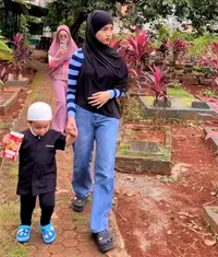 8 Momen Haru Gala Sky Saat Ziarah ke Makam Vanessa Angel & Bibi, Ikut Taburkan Bunga - Sempat Tawarkan Snack Kepada Sang Mama