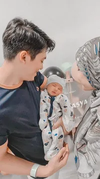 8 Momen Irwansyah Momong Baby Ukkasya Usai Penantian Panjang 10 Tahun, Dari Begadang - Terlelap Bareng
