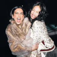 8 Momen JENNIE & Dua Lipa dalam Kolaborasi 'Handlebars', Kompak Banget di Balik Layar