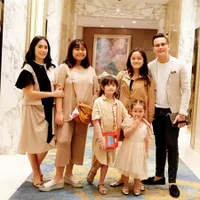 8 Momen Kumpul Keluarga Ussy-Andhika Rayakan Ulang Tahun Sheva Si "Gagal Bontot"