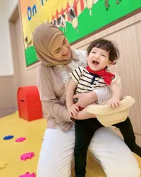 8 Momen Menggemaskan Jourell Kenzie dengan Mama Papa, Cut Meyriska dan Roger Danuarta Bagi-Bagi Uang Edisi Ultah Putra Keduanya