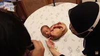 8 Momen Pemotretan Pertama Baby Arshaka Anak Dinda Hauw & Rey Mbayang - Sukses Bikin Netizen Gemas Sekaligus Baper!