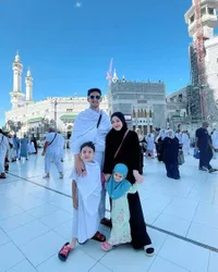  8 Momen Tasya Kamila Umrah Bareng Suami dan Bawa Dua Anak, Tampak Repot Tapi Tetap Bahagia