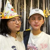 8 Momen Ulang Tahun Happy Asmara ke-24, Rangkul Mesra Delva Irawan - Didoakan Berjodoh