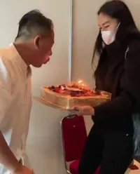 8 Momen VIcky Prasetyo Dapat Kejutan dari Kalina Ocktaranny, Lilin Kecil - Tumpeng Besar di Lokasi Syuting