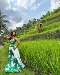 8 Pemotretan Indah Kalalo di Sawah, Hot Abis dengan Gaun Belahan Tinggi dan Topi Bambu