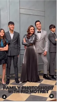 8 Pemotretan Keluarga Darius Sinathrya dan Donna Agnesia yang Kompak Tampil Elegan dan Formal, Bak Keluarga Cullen