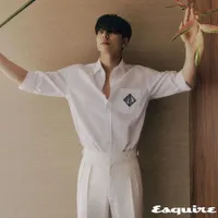 8 Pemotretan Terbaru Gong Yoo dengan Esquire, Makin Tua Makin Berkharisma