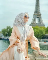 8 Pesona Dian Pelangi di Paris, Gaun Cantiknya Selalu Bikin Gagal Fokus