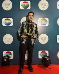 8 Pesona Pedangdut Hari Putra Dalam Balutan Jas Bermotif Batik, Jadi Inspirasi OOTD Kece Saat Kondangan