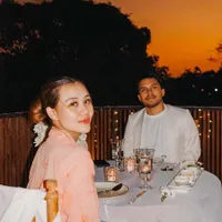 8 Potret Aaliyah Massaid dan Thariq Halilintar Dinner Romantis di Bali Rayakan 1 Tahun Pernikahan