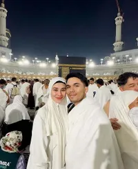 8 Potret Aaliyah Massaid dan Thariq Halilintar saat Umrah, Tampil Serasi - Bahagia Pertama Kali ke Tanah Suci dengan Pasangan