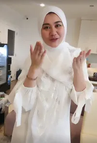 8 Potret Aaliyah Massaid Tampil Berhijab di Pengajian Jelang Persalinan Aurel Hermansyah, Cantik Kebangetan