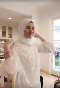 8 Potret Aaliyah Massaid yang Banyak Disorot Saat Kenakan Busana Muslimah, Ungkap Akan Terus Kenakan Hijab?