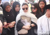 8 Potret Adik Shena Malsiana yang Ternyata Seorang Dokter, Tak Kuasa Tahan Air Mata di Atas Pusara - Jadi Saksi Ucapan Terakhir Kakaknya Sebelum Wafat