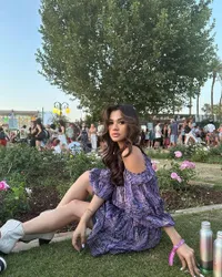 8 Potret Adinda Bakrie Pancarkan Aura Hot Mom di Festival Coachella, Dibilang Cocok Jadi Kakak Adik