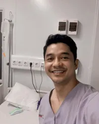 8 Potret Adly Fairuz Akhirnya Sembuh Dari Covid-19, Bisa Pulang dan Kembali Bertemu Anak Istri