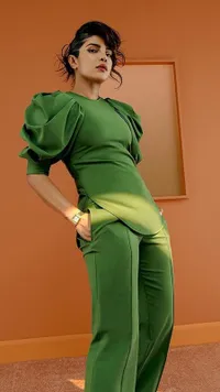 8 Potret Adu Gaya Priyanka Chopra Zaman Now dan Usia 17, Sudah Kece Dari Dulu