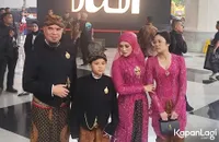 8 Potret Ahmad Dhani dan Mulan Jameela Tiba di Lokasi Ngunduh Mantu, Tebar Senyum Bahagia - Kompak Tampil Berbusana Jawa