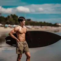 8 Potret Ahn Bo Hyun Pamer Otot dan Abs Saat di Bali, Netizen Indonesia Jadi Iri dengan Jisoo BLACKPINK