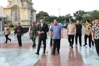 8 Potret AHY Ziarah ke Makam Ani Yudhoyono Usai Dilantik Jadi Menko Bidang Infrastruktur dan Pembangunan Kewilayahan, Gendong Putri Ibas dengan Penuh Kasih Sayang