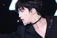 8 Potret Aksi Panggung Kim Yohan Terbaru, Tampil Bak Vampir Ganteng!