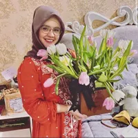 8 Potret Aldila Jelita, Istri Indra Bekti Cantik Berhijab yang Pesonanya Bikin Hati Adem