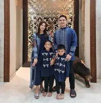 8 Potret Alisia Rininta Bintang Sinetron 'TAKDIR CINTA YANG KUPILIH' Kala Hadiri Wisuda Anaknya, Tampil Cantik dalam Balutan Midi Dress Mewah