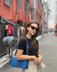 8 Potret Alisia Rininta Bintang Sinetron 'TAKDIR CINTA YANG KUPILIH' Nonton Konser Coldplay, Tampil Cantik Bak Anak SMP