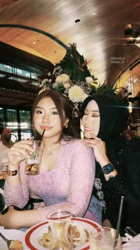 8 Potret Amanda Caesa Hadiri Wisuda Sang Adik, Lanjut Makan Bareng Keluarga - Tampil Cantik Berkebaya