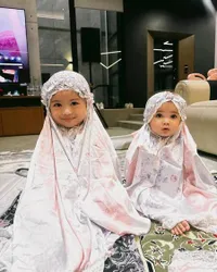 8 Potret Ameena & Azura Putri Aurel Hermansyah - Atta Halilintar Kembaran Mukena, Secantik Boneka