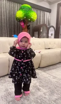 8 Potret Ameena Anak Aurel dan Atta Halilintar Pakai Hijab Pink, Nggemesin Banget Kayak Boneka