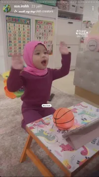 8 Potret Ameena Anak Aurel Hermansyah Belajar Mengaji, Gemas Pakai Kerudung - Semangat Menyanyi dan Menulis Huruf Hijaiyah