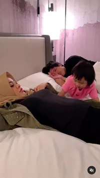 8 Potret Ameena Anak Aurel Hermansyah yang Sebentar Lagi Jadi Kakak, Belajar Momong Boneka - Gemesin Saat Cium Perut Mamanya