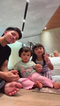 8 Potret Ameena dan Azura Nyanyikan Lagu yang Dipakai Atta Lamar Aurel Hermansyah