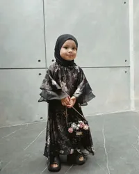 8 Potret Ameena Tampil Cantik Berhijab, Sukses Bikin Pangling dan Panen Pujian - Tasnya yang Mungil Jadi Sorotan