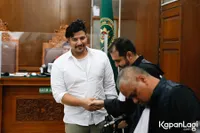 8 Potret Ammar Zoni Jalani Sidang Perdana Kasus Penyalahgunaan Narkoba, Berharap Cepat Selesai